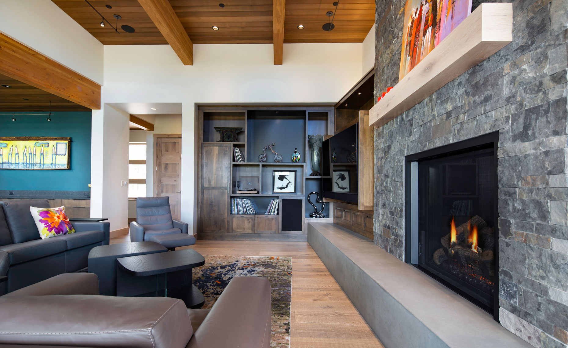 POD-HOUSE-LOUNGE-FIREPLACE