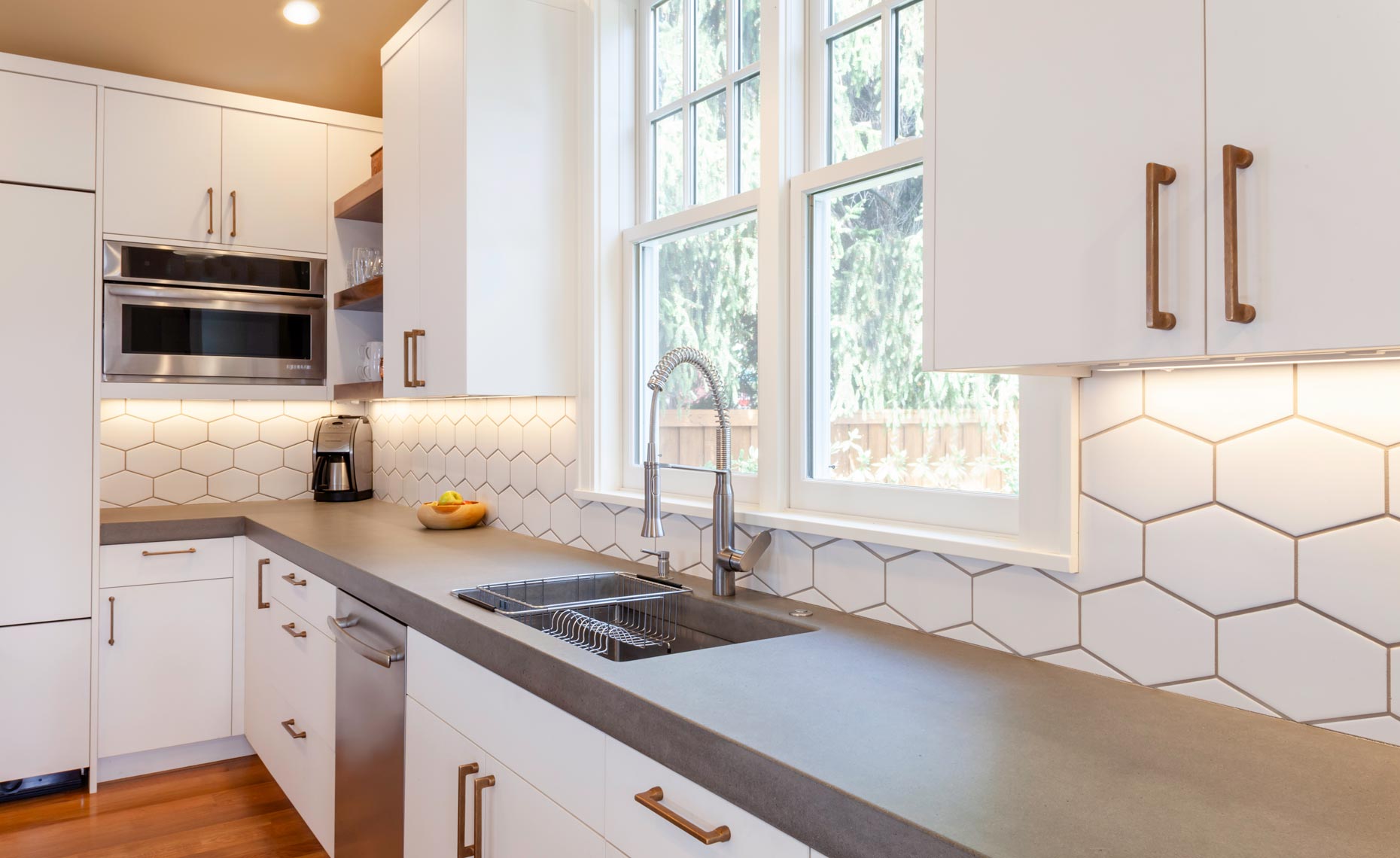modern-kitchen-wood-and-white
